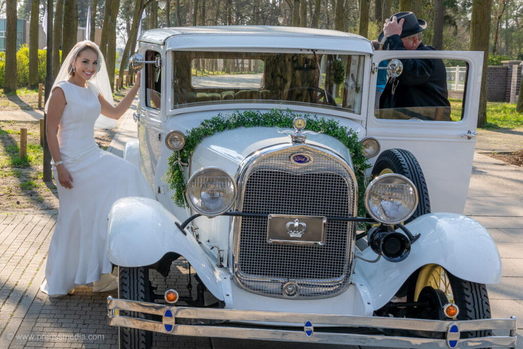 braut mit weissem altem ford